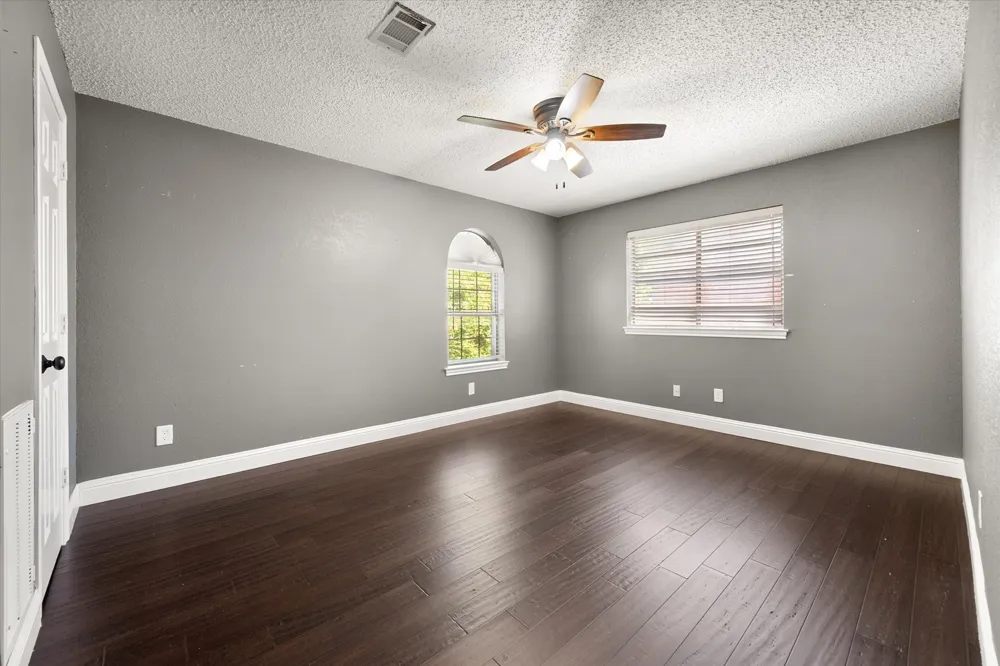 523 Cooper Street Grand Prairie, TX 75052