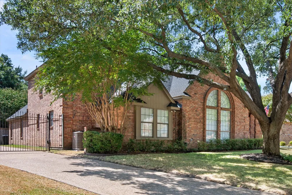 523 Cooper Street Grand Prairie, TX 75052