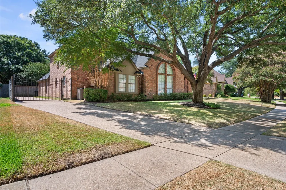 523 Cooper Street Grand Prairie, TX 75052
