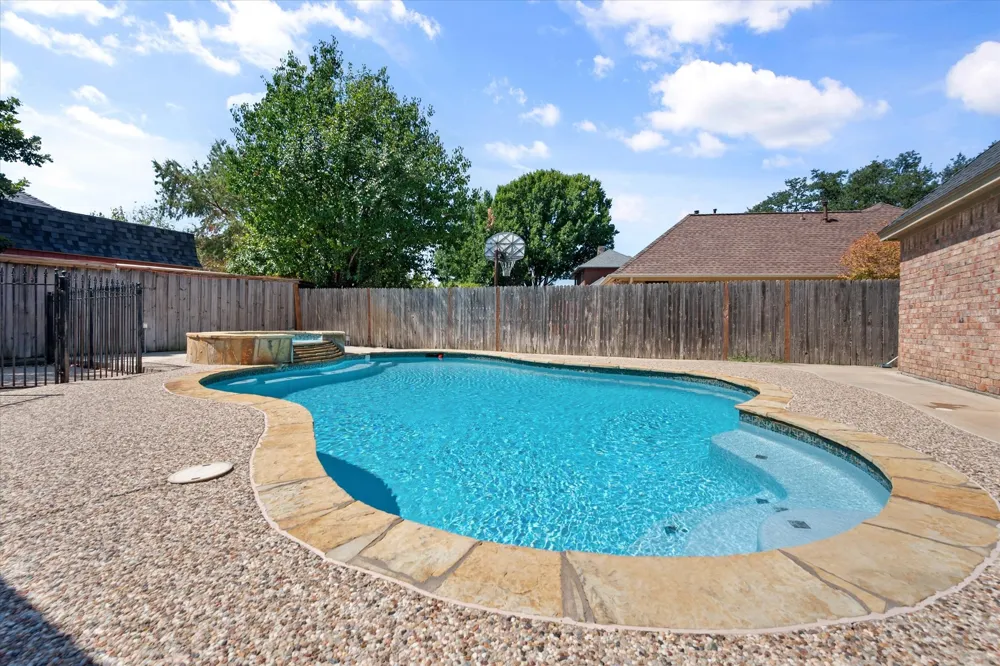 523 Cooper Street Grand Prairie, TX 75052