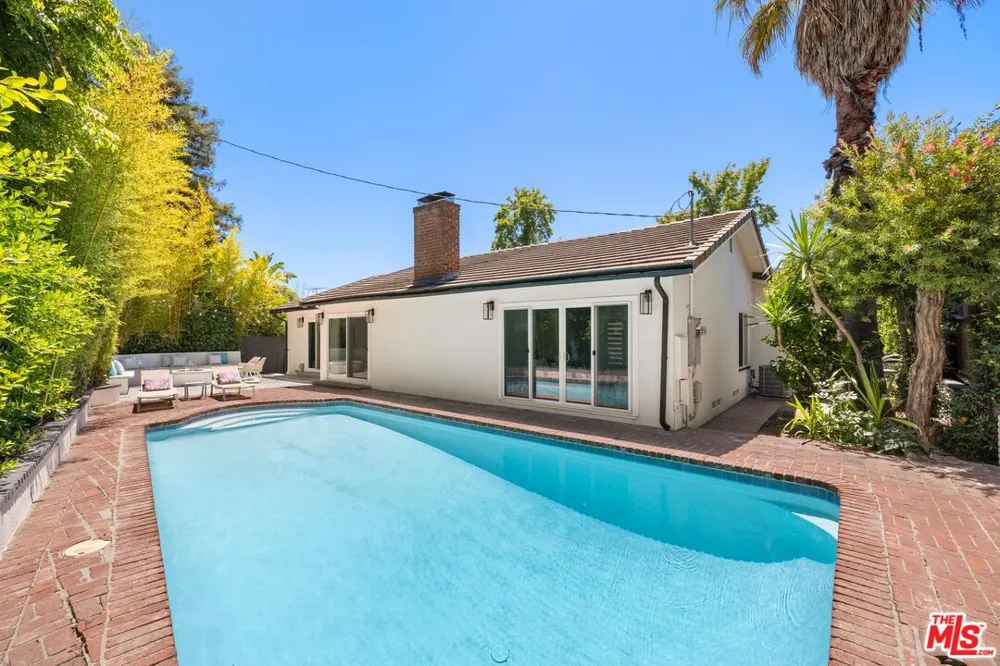 16141 Dickens Street Los Angeles, CA 91436