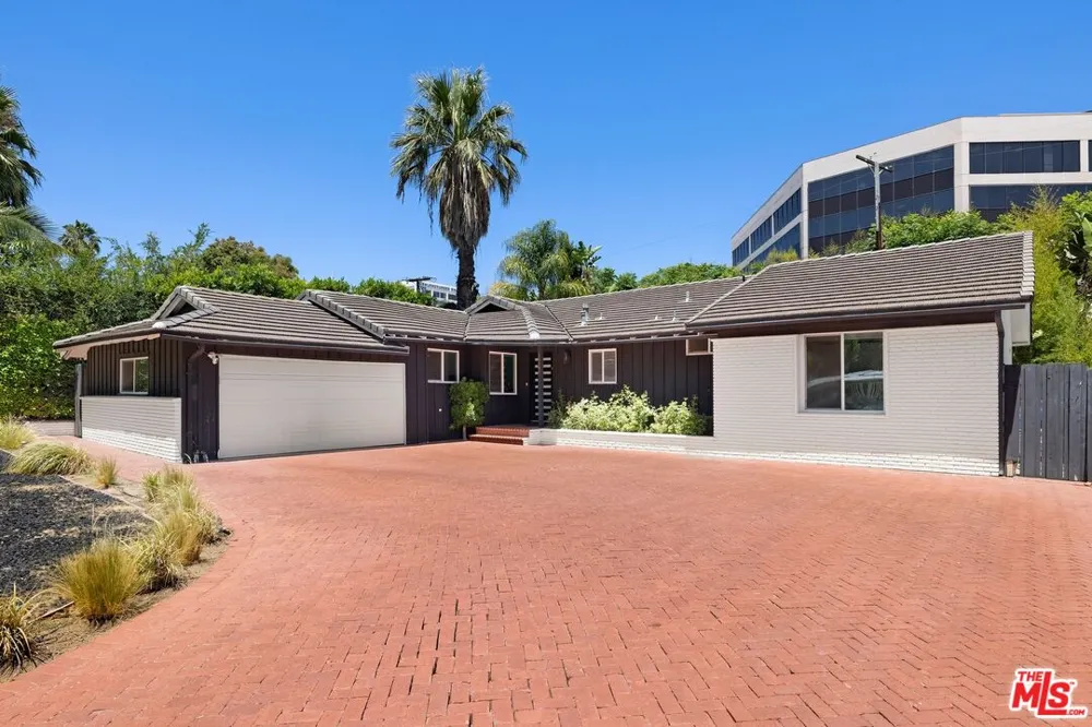 16141 Dickens Street Los Angeles, CA 91436