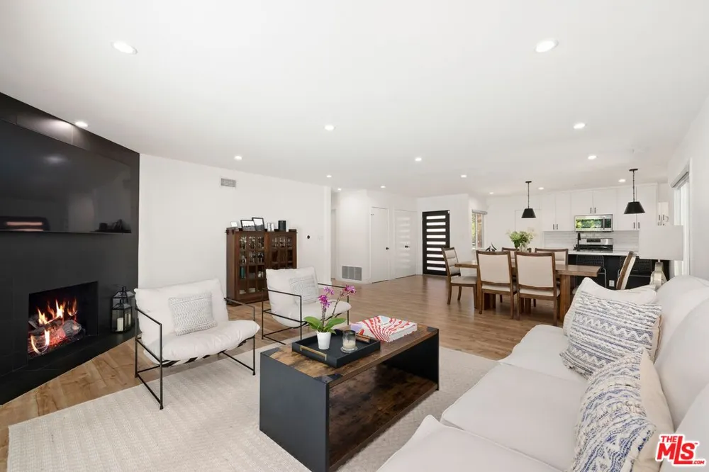 16141 Dickens Street Los Angeles, CA 91436