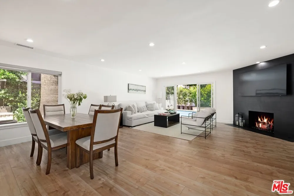 16141 Dickens Street Los Angeles, CA 91436