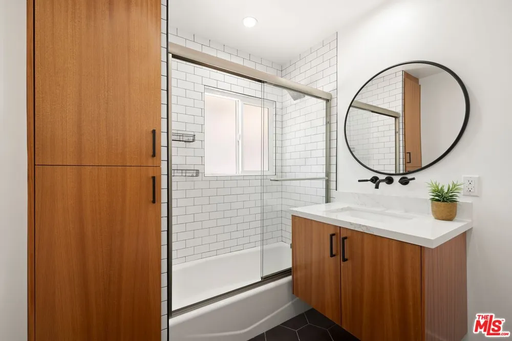 16141 Dickens Street Los Angeles, CA 91436