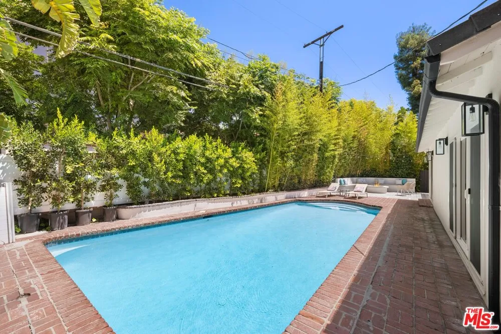 16141 Dickens Street Los Angeles, CA 91436