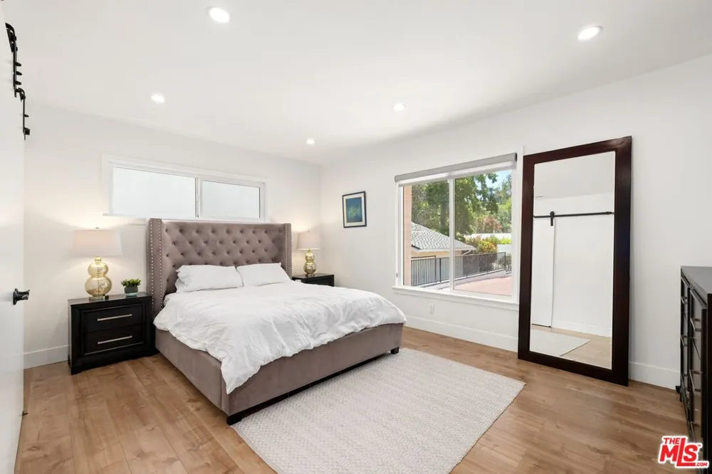 16141 Dickens Street Los Angeles, CA 91436