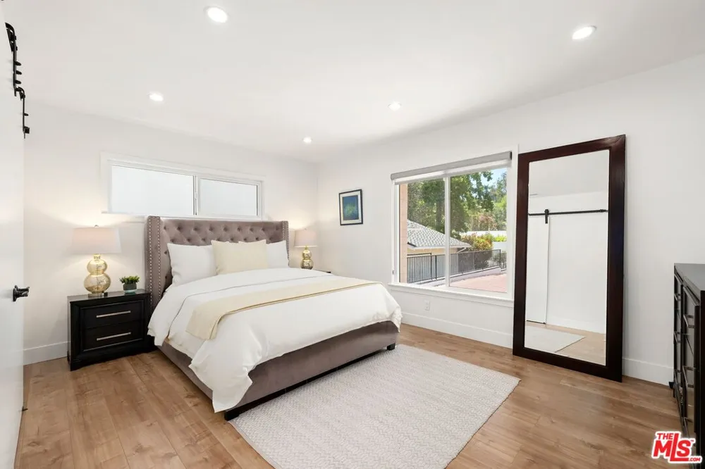 16141 Dickens Street Los Angeles, CA 91436