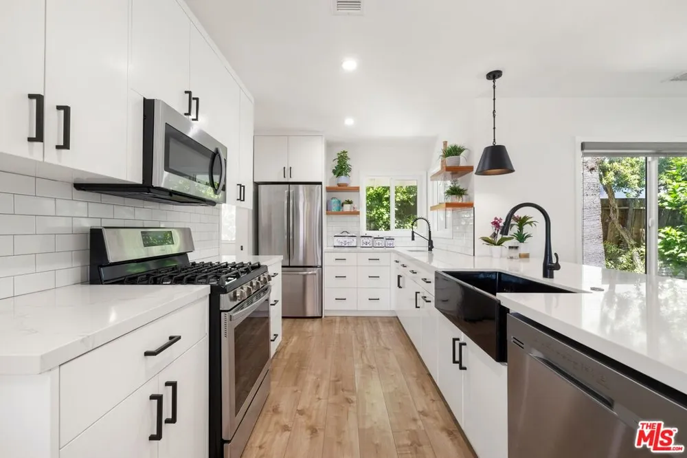 16141 Dickens Street Los Angeles, CA 91436