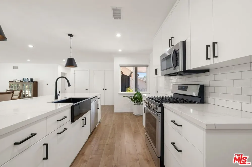 16141 Dickens Street Los Angeles, CA 91436