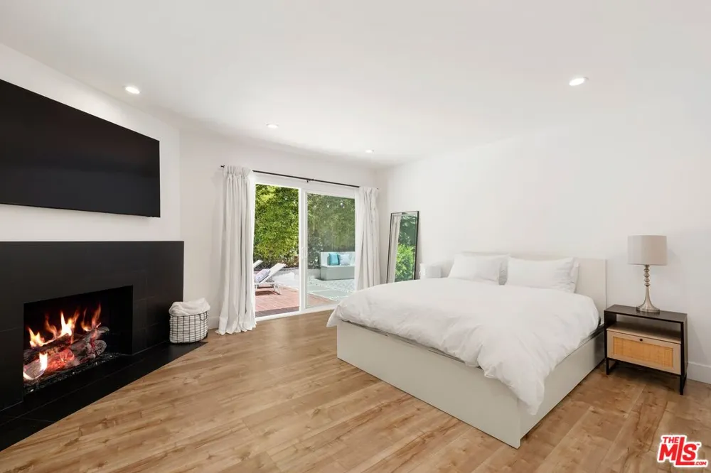 16141 Dickens Street Los Angeles, CA 91436
