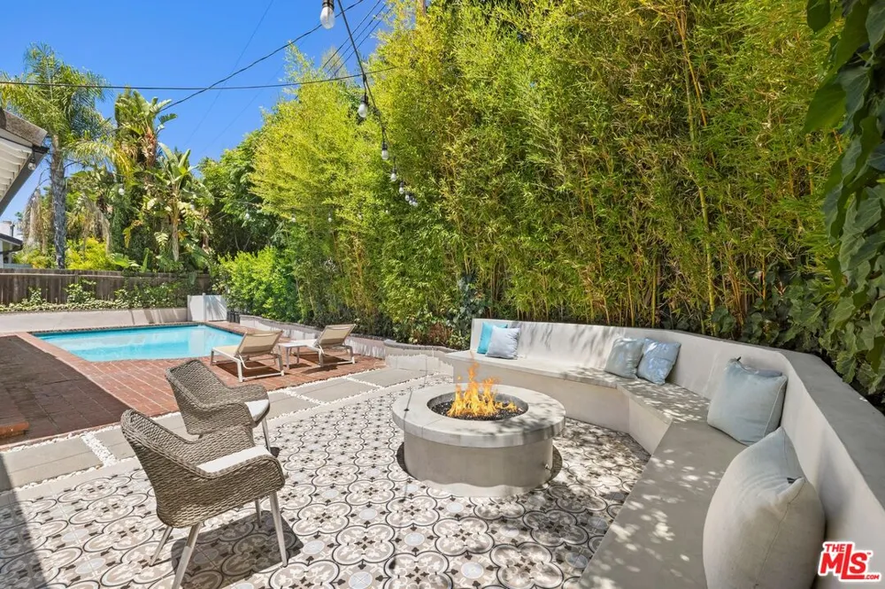 16141 Dickens Street Los Angeles, CA 91436
