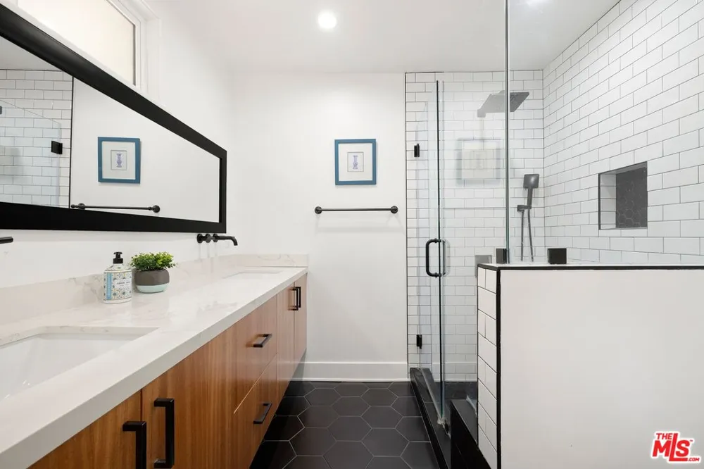 16141 Dickens Street Los Angeles, CA 91436