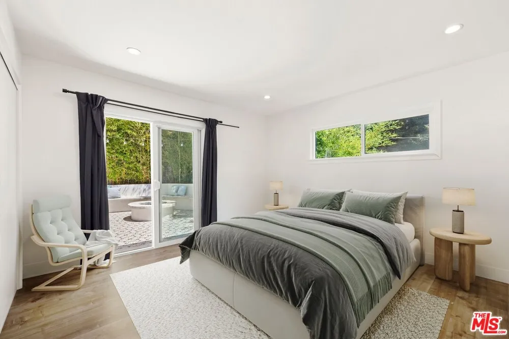 16141 Dickens Street Los Angeles, CA 91436