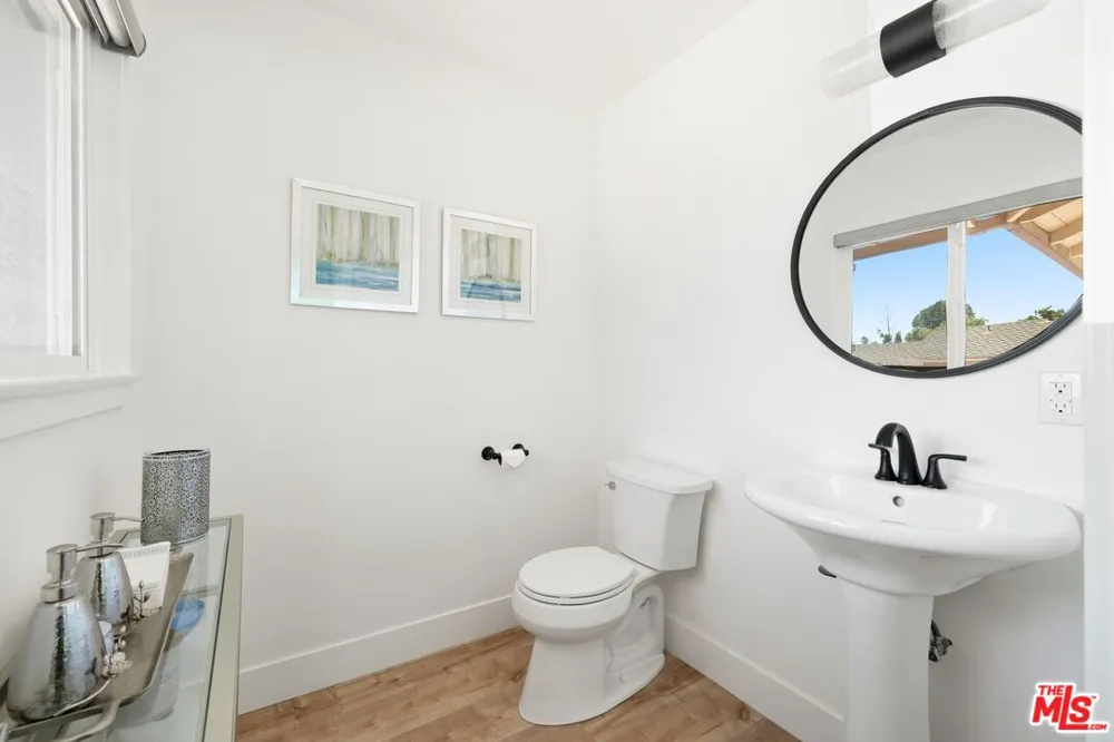 16141 Dickens Street Los Angeles, CA 91436