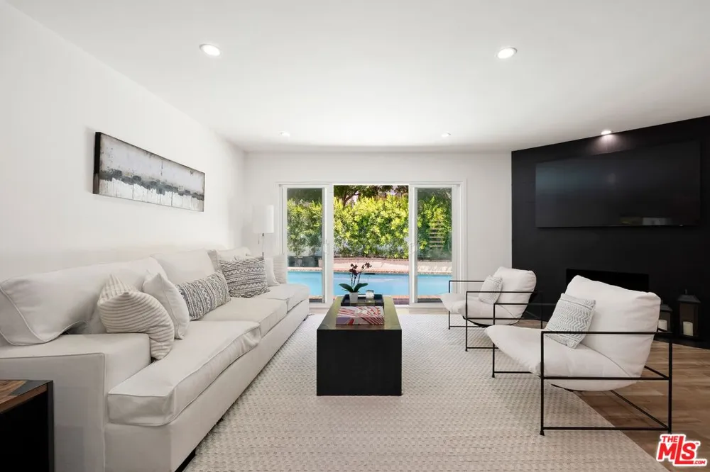 16141 Dickens Street Los Angeles, CA 91436