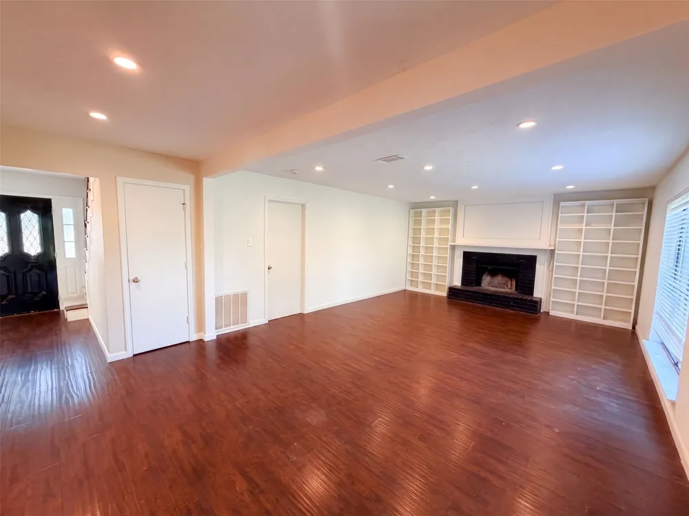 2226 Country Oaks Drive Garland, TX 75040