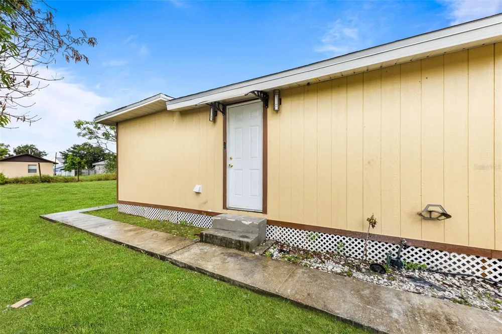 828 BOOKER AVENUE Sebring, FL 33870