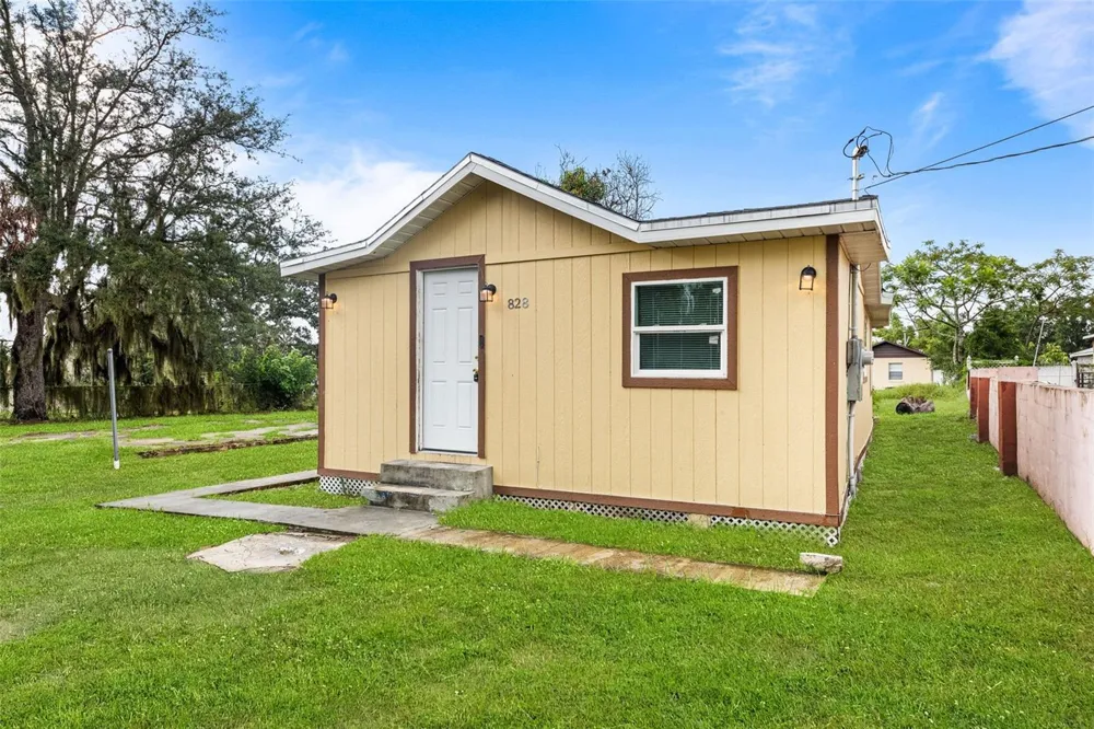 828 BOOKER AVENUE Sebring, FL 33870
