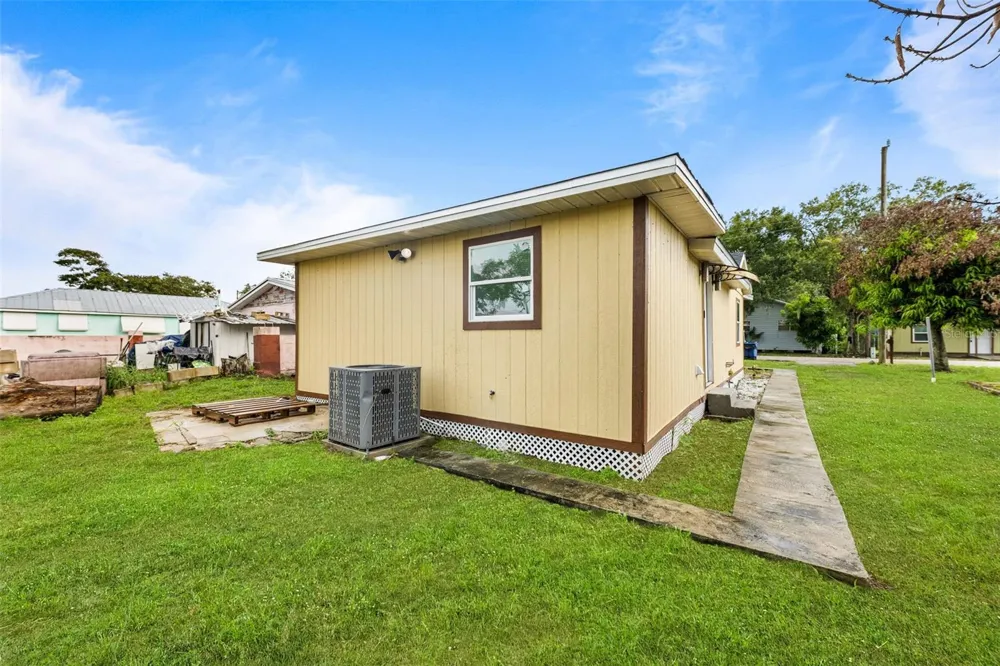828 BOOKER AVENUE Sebring, FL 33870