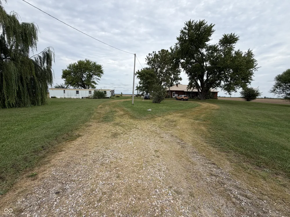 674 W 1300 S Clinton, IN 47842