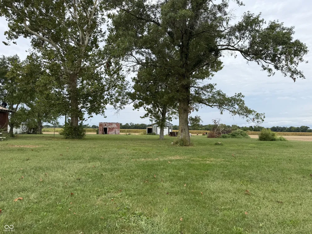 674 W 1300 S Clinton, IN 47842