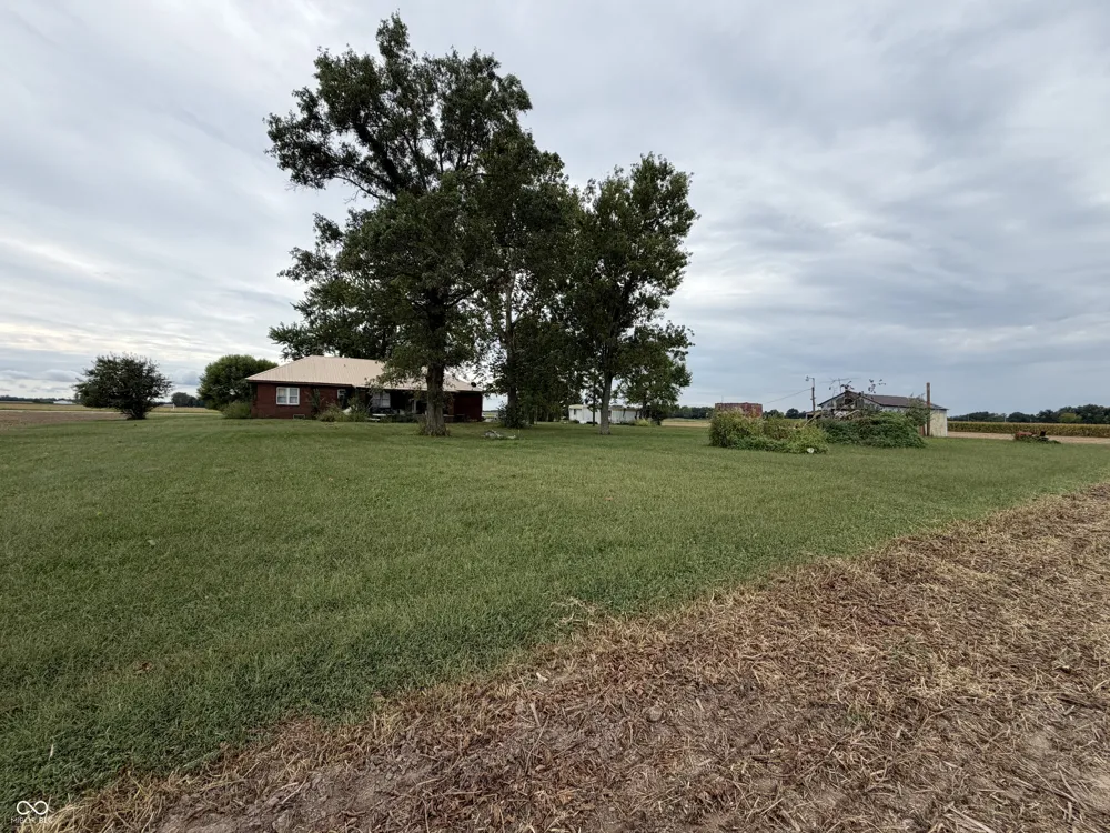 674 W 1300 S Clinton, IN 47842