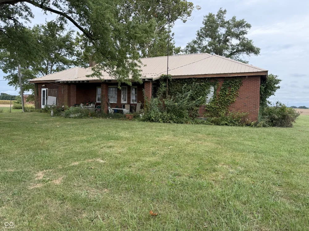 674 W 1300 S Clinton, IN 47842