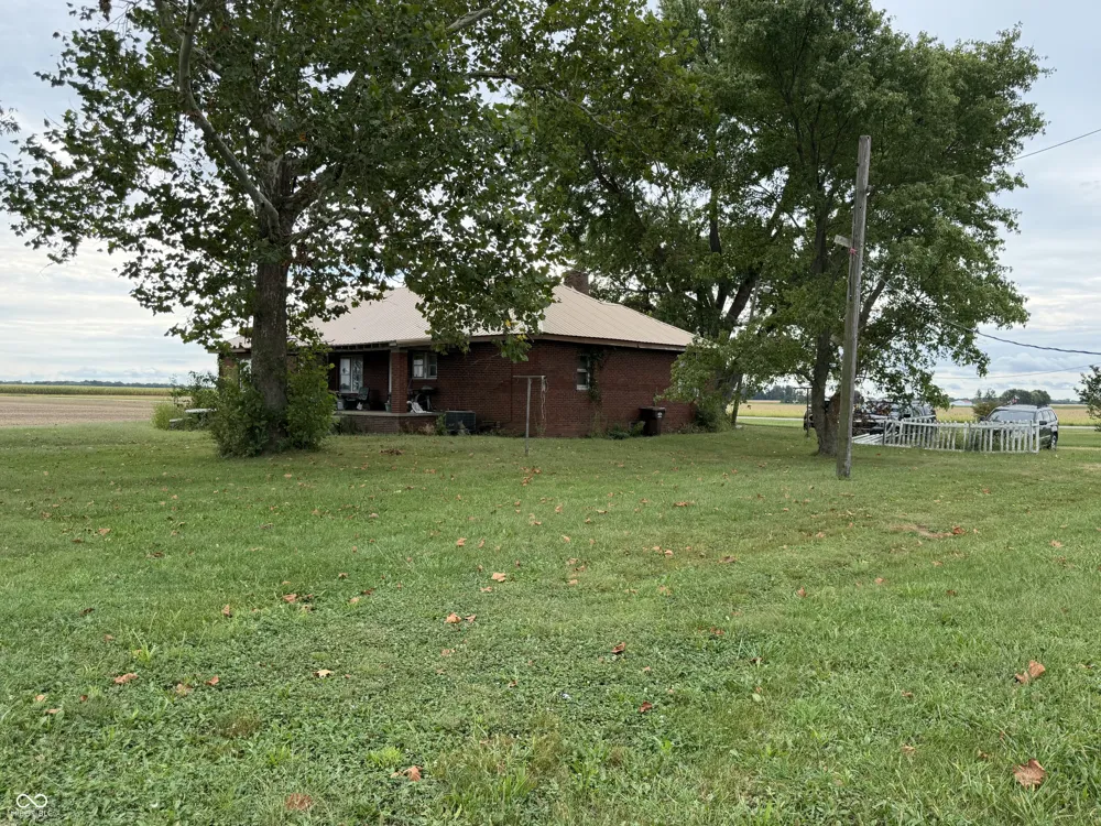 674 W 1300 S Clinton, IN 47842