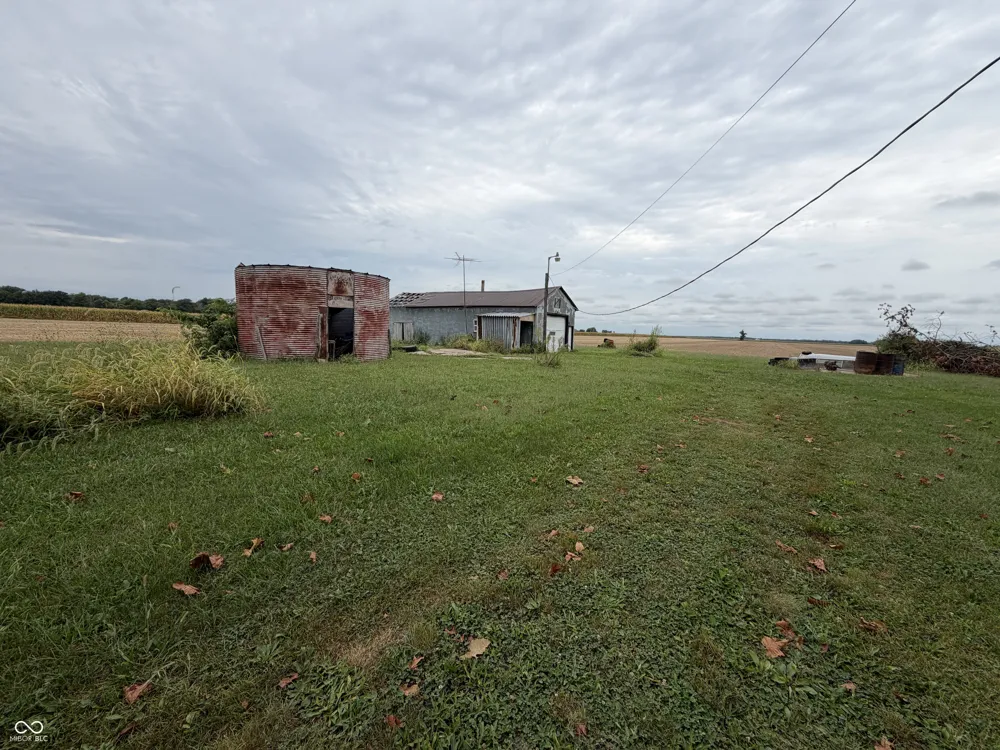 674 W 1300 S Clinton, IN 47842