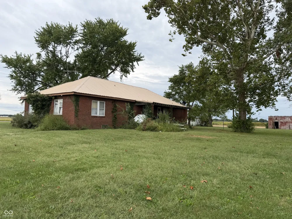674 W 1300 S Clinton, IN 47842