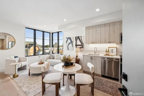 986 S Van Ness Avenue ##201