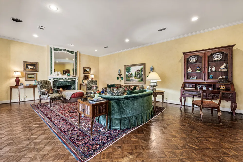 17 Stonecourt Circle Dallas, TX 75225
