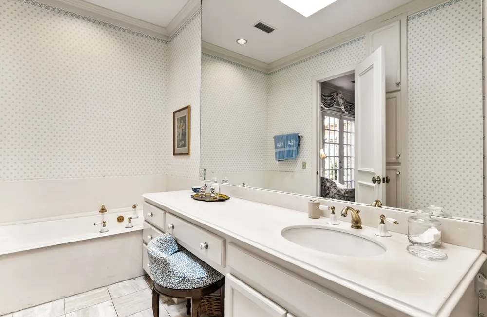 17 Stonecourt Circle Dallas, TX 75225