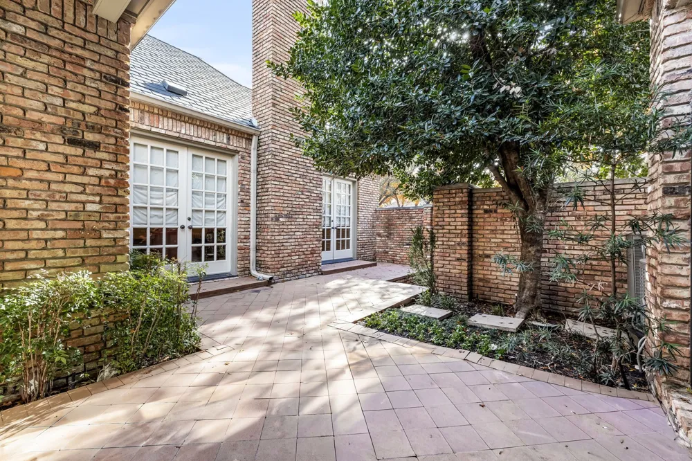 17 Stonecourt Circle Dallas, TX 75225