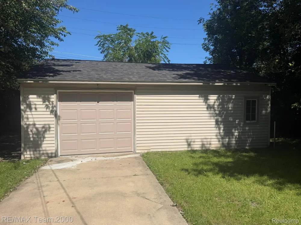 25526 New York Street Dearborn Heights City, MI 48125