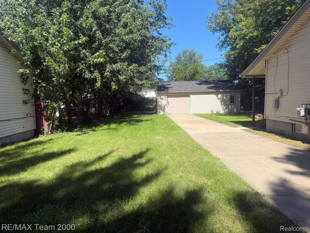 25526 New York Street Dearborn Heights City, MI 48125