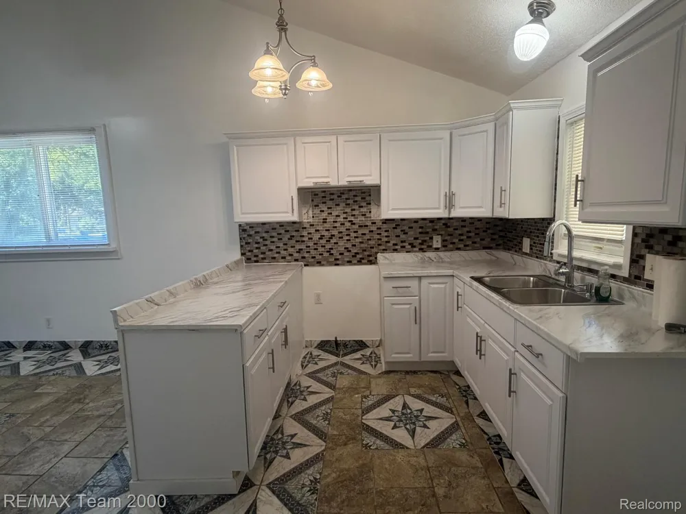 25526 New York Street Dearborn Heights City, MI 48125