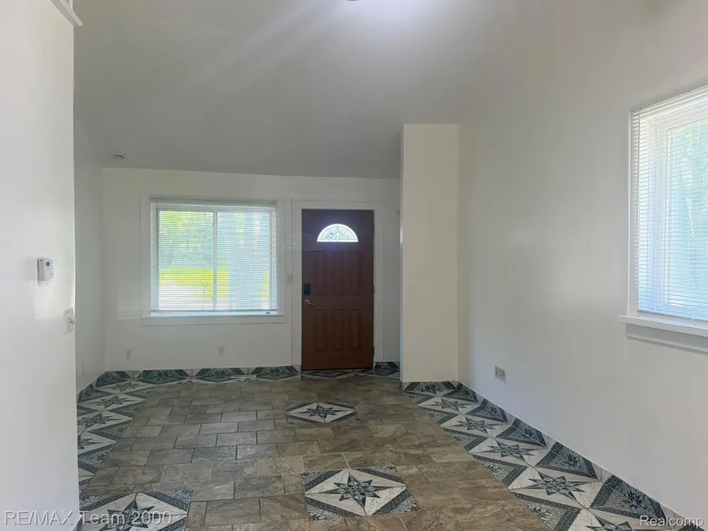 25526 New York Street Dearborn Heights City, MI 48125