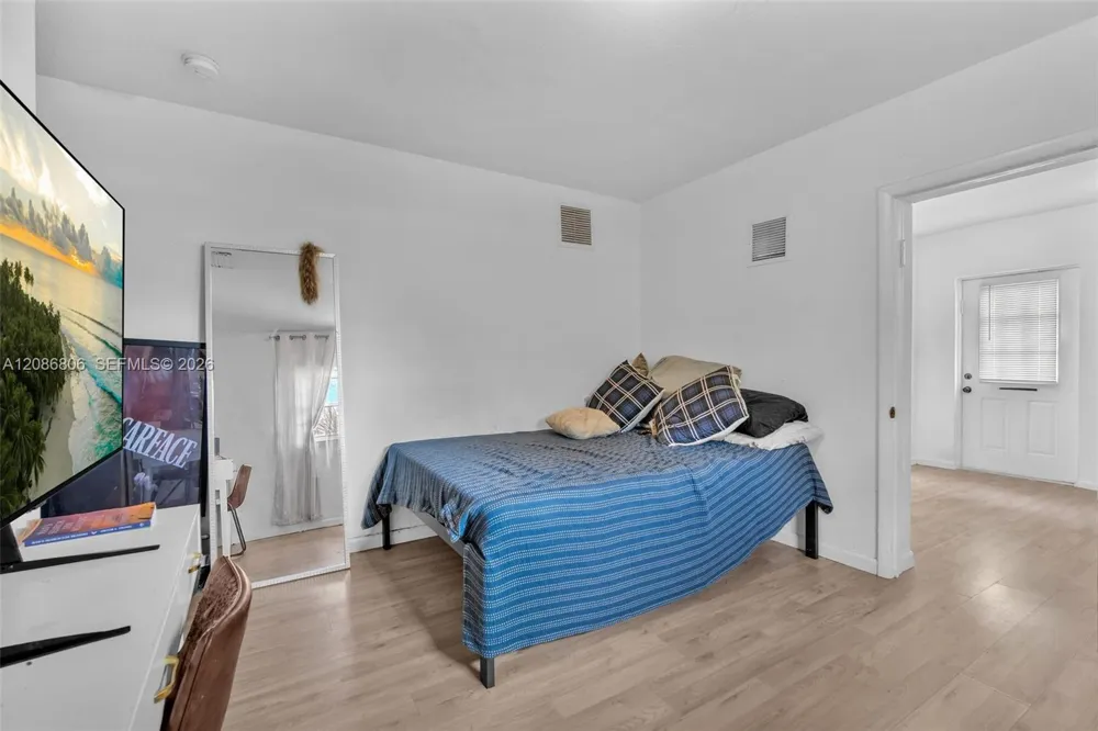2395 NE 184th Ter North Miami Beach, FL 33160