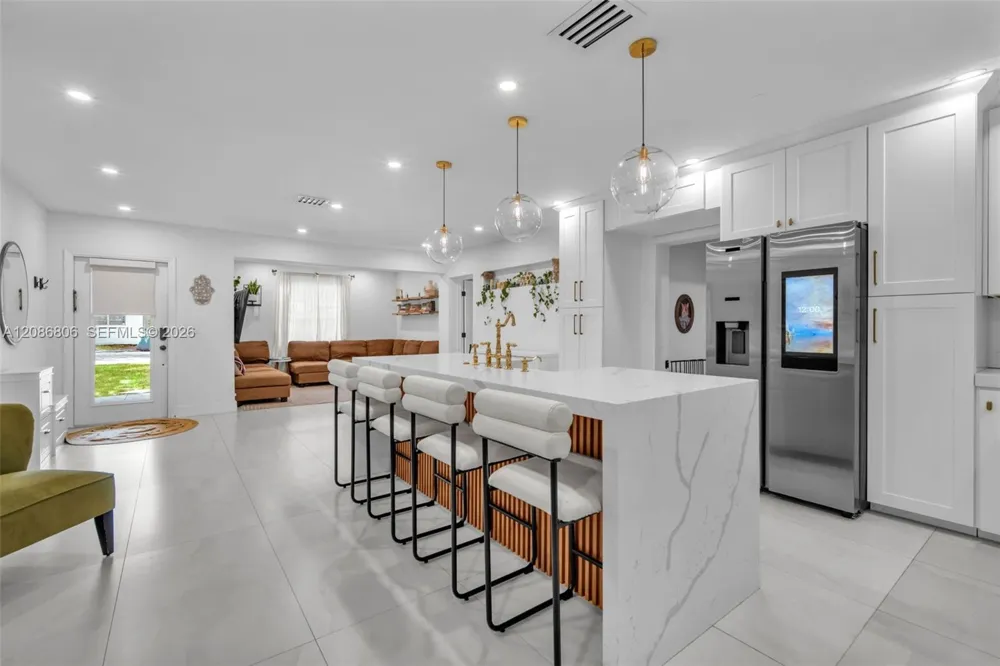 2395 NE 184th Ter North Miami Beach, FL 33160