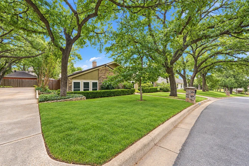 1834 Rhinevalley Drive Arlington, TX 76012