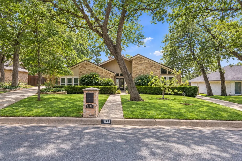1834 Rhinevalley Drive Arlington, TX 76012