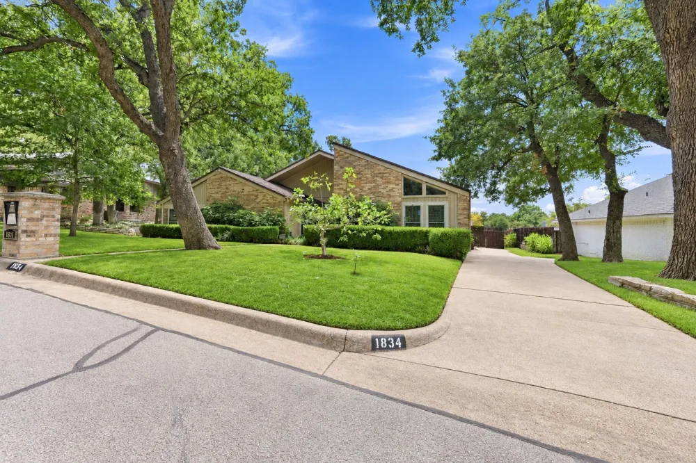 1834 Rhinevalley Drive Arlington, TX 76012