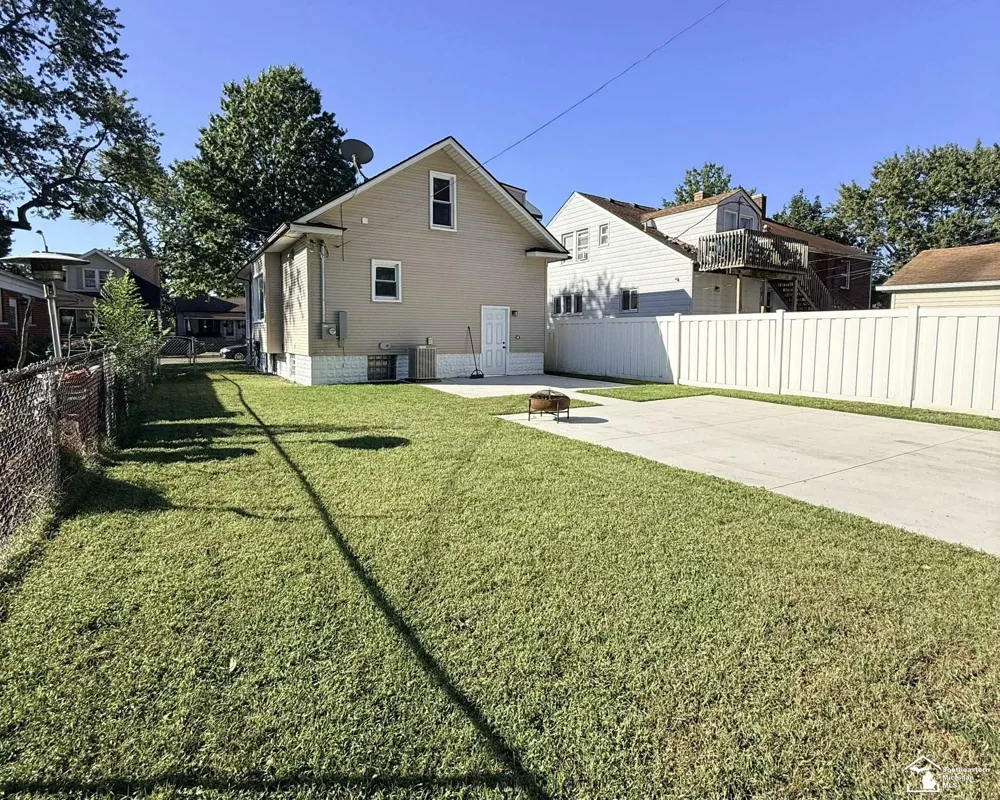 172 RIVERBANK STREET Wyandotte City, MI 48192