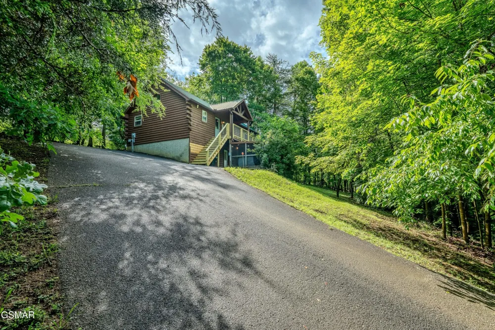 612 Magic Kingdom Lane Sevierville, TN 37862