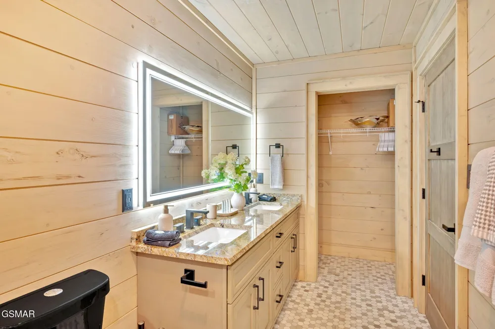 3219 Old Mountain Road Sevierville, TN 37876