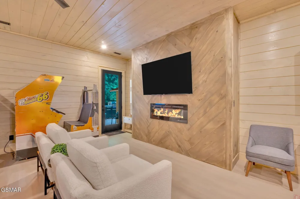 3219 Old Mountain Road Sevierville, TN 37876