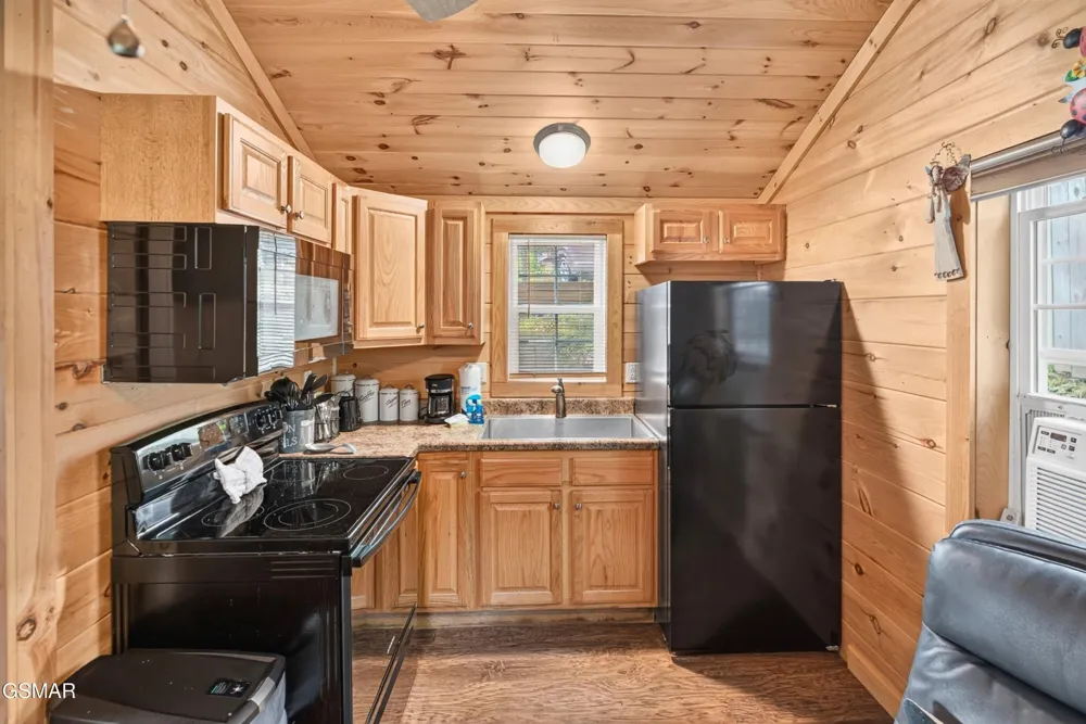 1537 Kinder Lane Dandridge, TN 37725