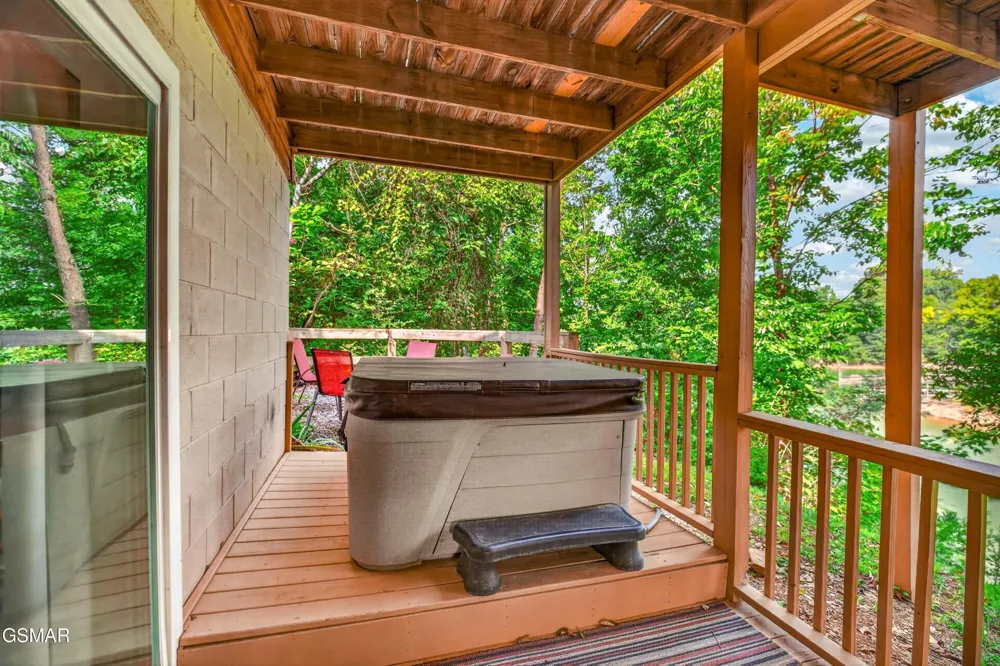 1537 Kinder Lane Dandridge, TN 37725
